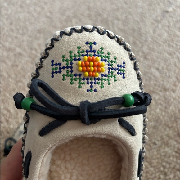 LL Bean Embroidered Moccasin Slippers. Size 7. Like new. - Picture 5 of 6